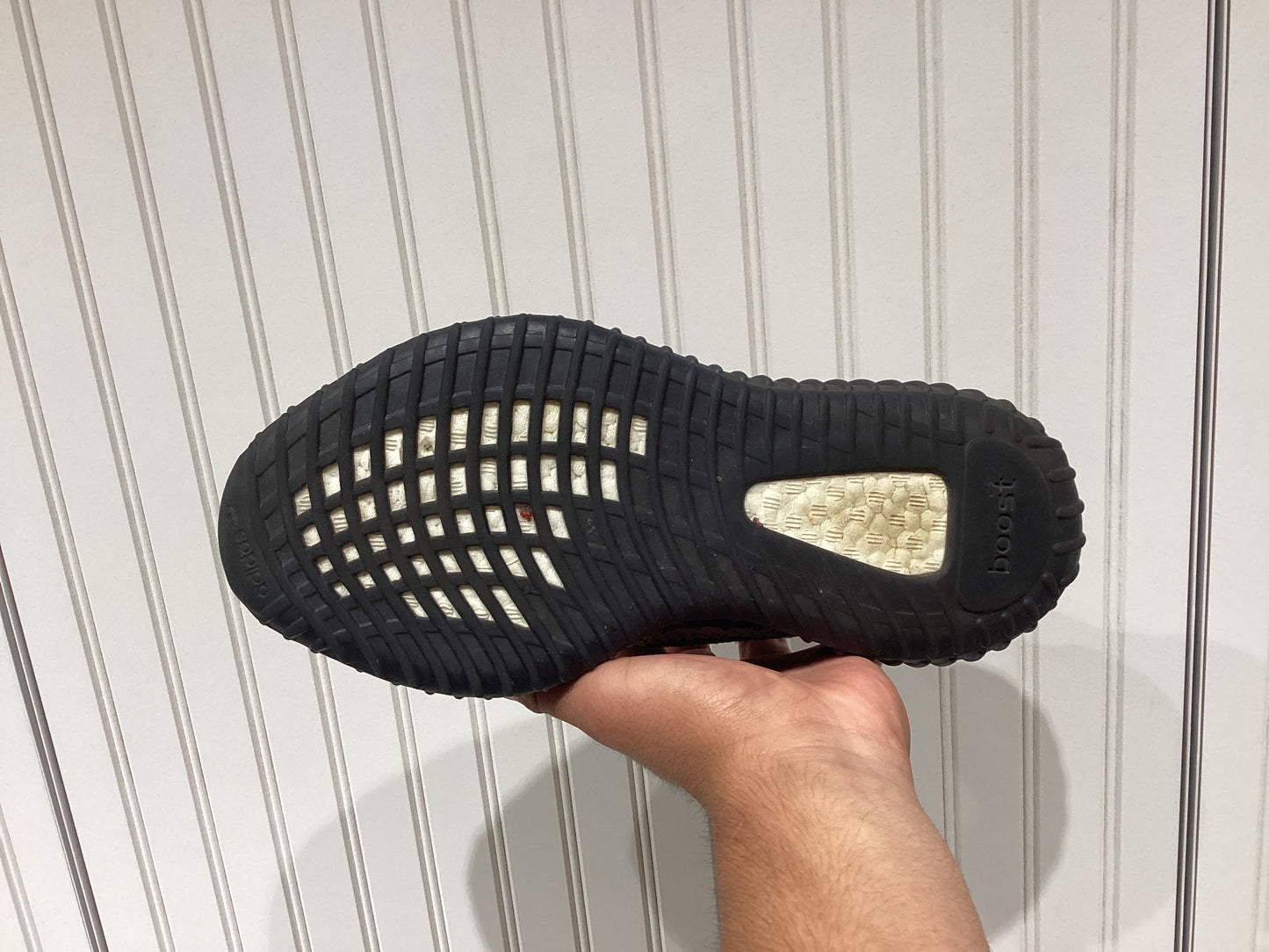 adidas Yeezy Boost 350 V2
Carbon Beluga (PRE-OWNED)