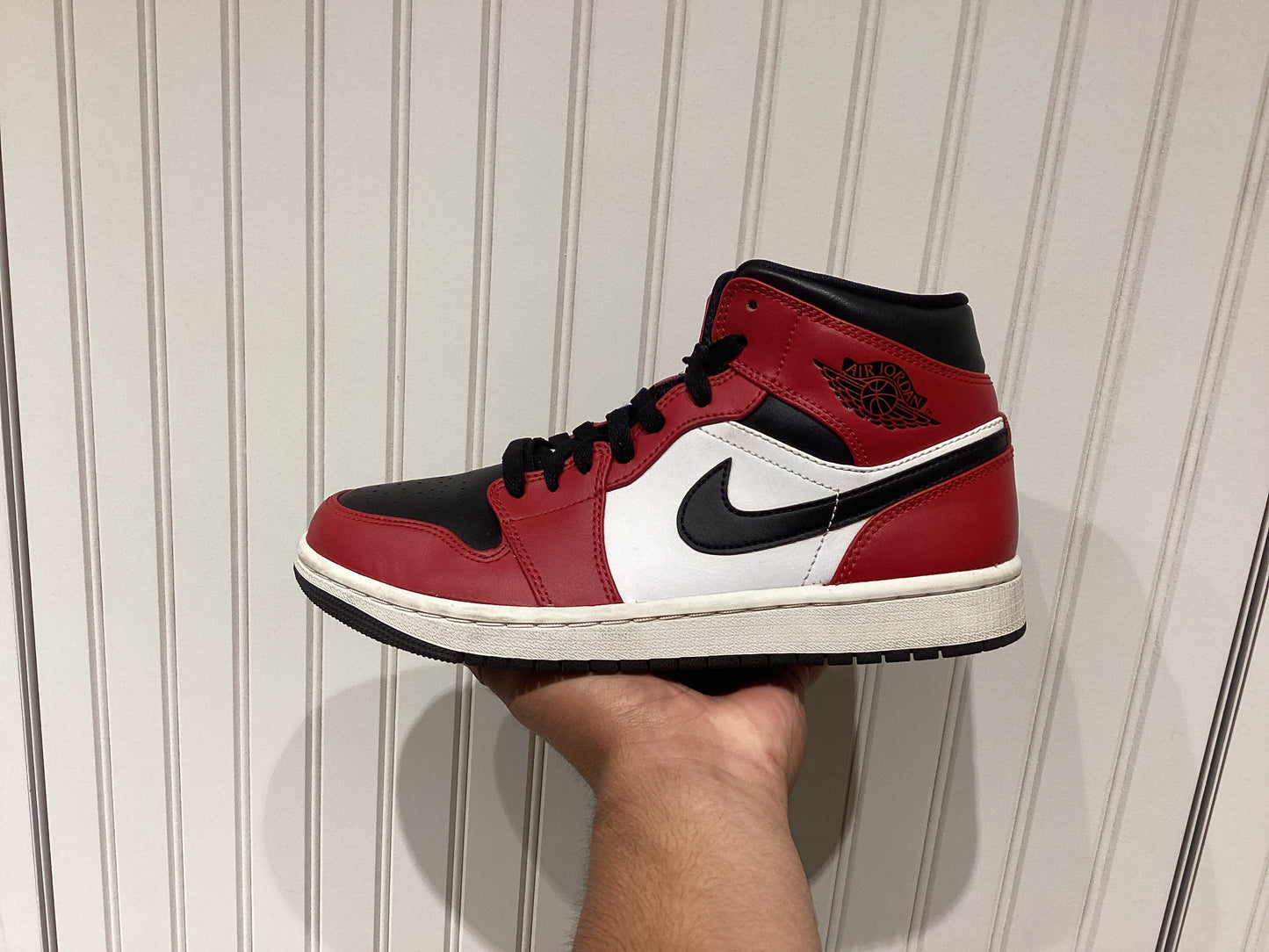 Air Jordan 1 Mid Chicago Black
Toe (PRE-OWNED)
