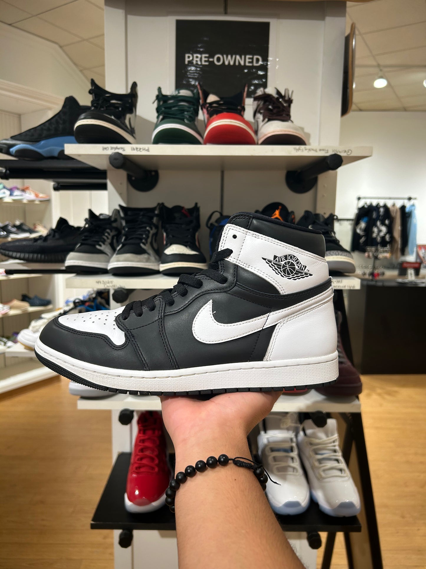 Air Jordan 1 Retro High OG Black
White 2.0 (PRE-OWNED)