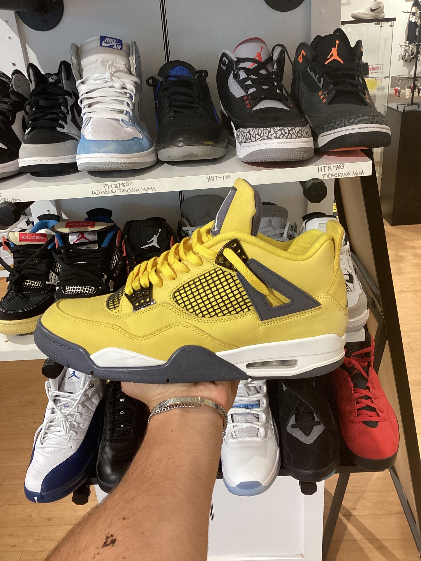 Jordan 4 Lightning (PRE-OWNED)
