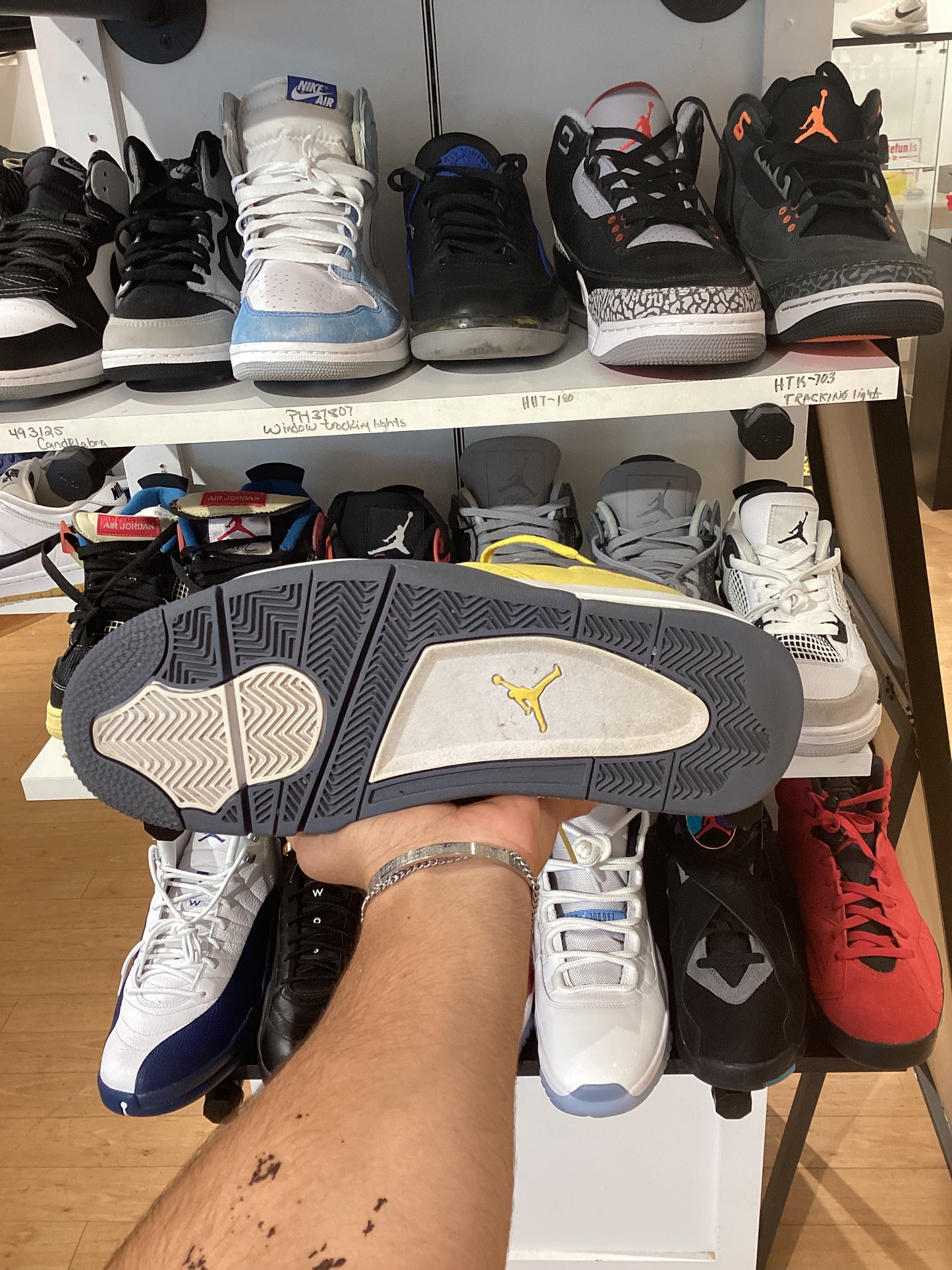 Jordan 4 Lightning (PRE-OWNED)