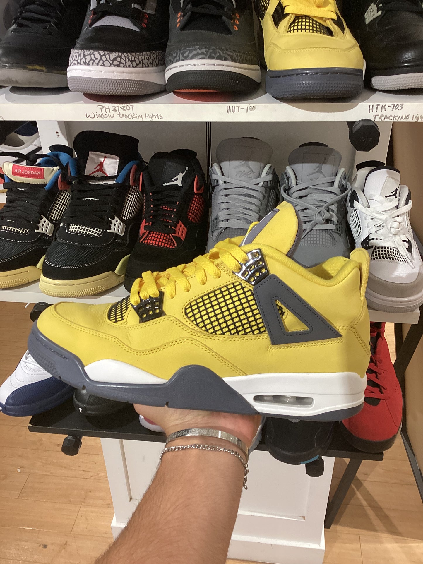 Jordan 4 Lightning (PRE-OWNED)