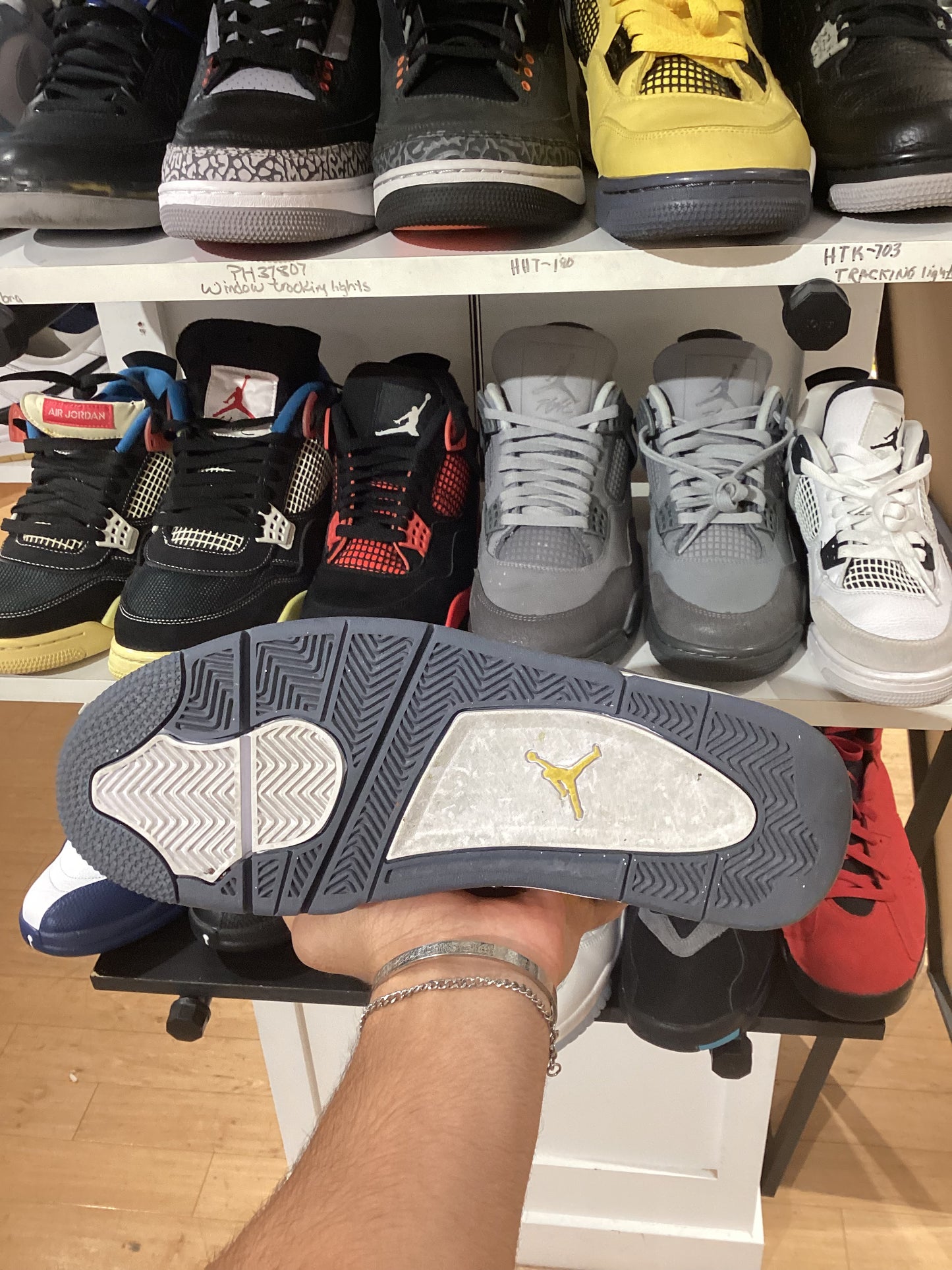 Jordan 4 Lightning (PRE-OWNED)