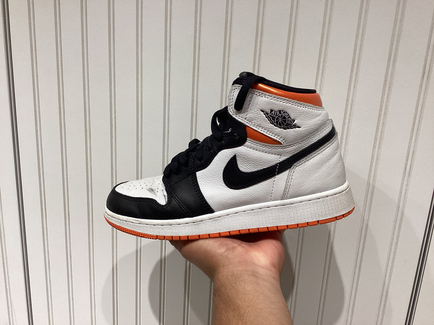 Air Jordan 1 Retro High OG GS
Electro Orange (PRE-OWNED)
