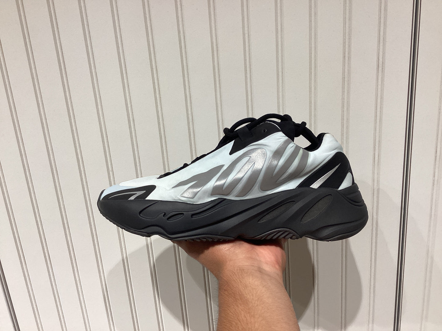 adidas Yeezy Boost 700 MNVN
Blue Tint (PRE-OWNED)