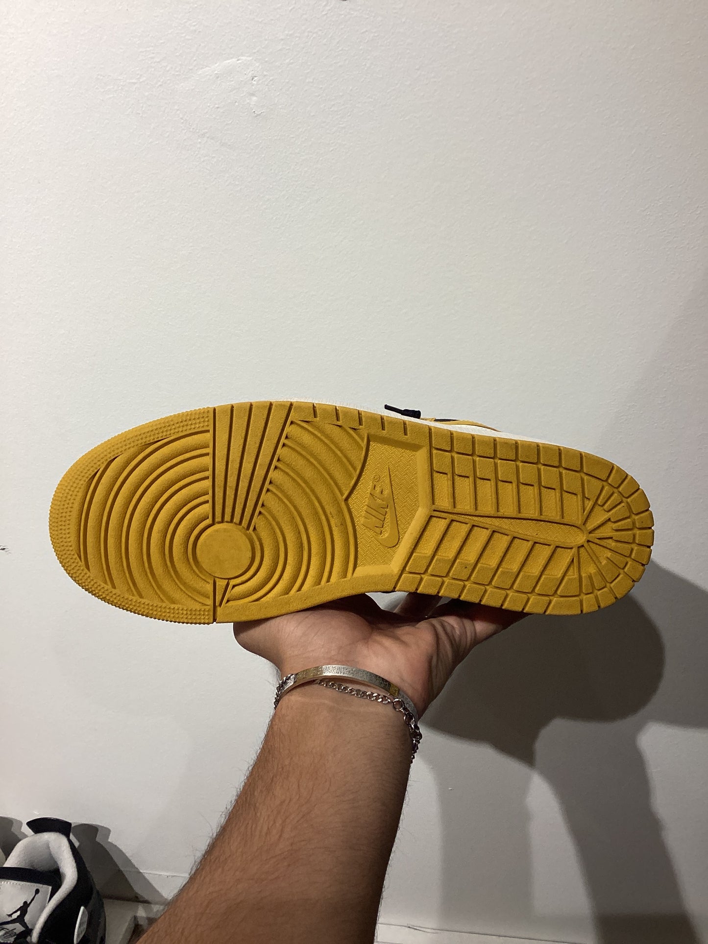 Air Jordan 1 Retro High OG Yellow
Ochre (PRE-OWNED)