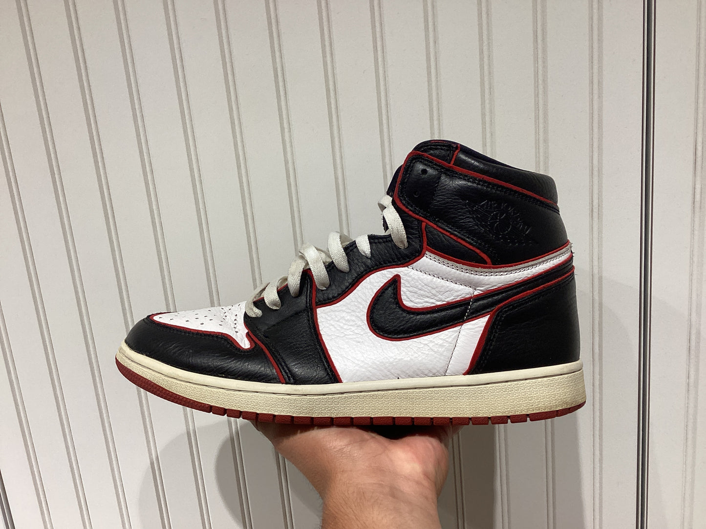 Air Jordan 1 Retro High OG
Bloodline (PRE-OWNED)