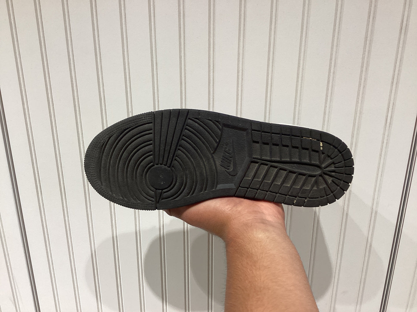 Air Jordan 1 Mid Chicago Black
Toe (PRE-OWNED)