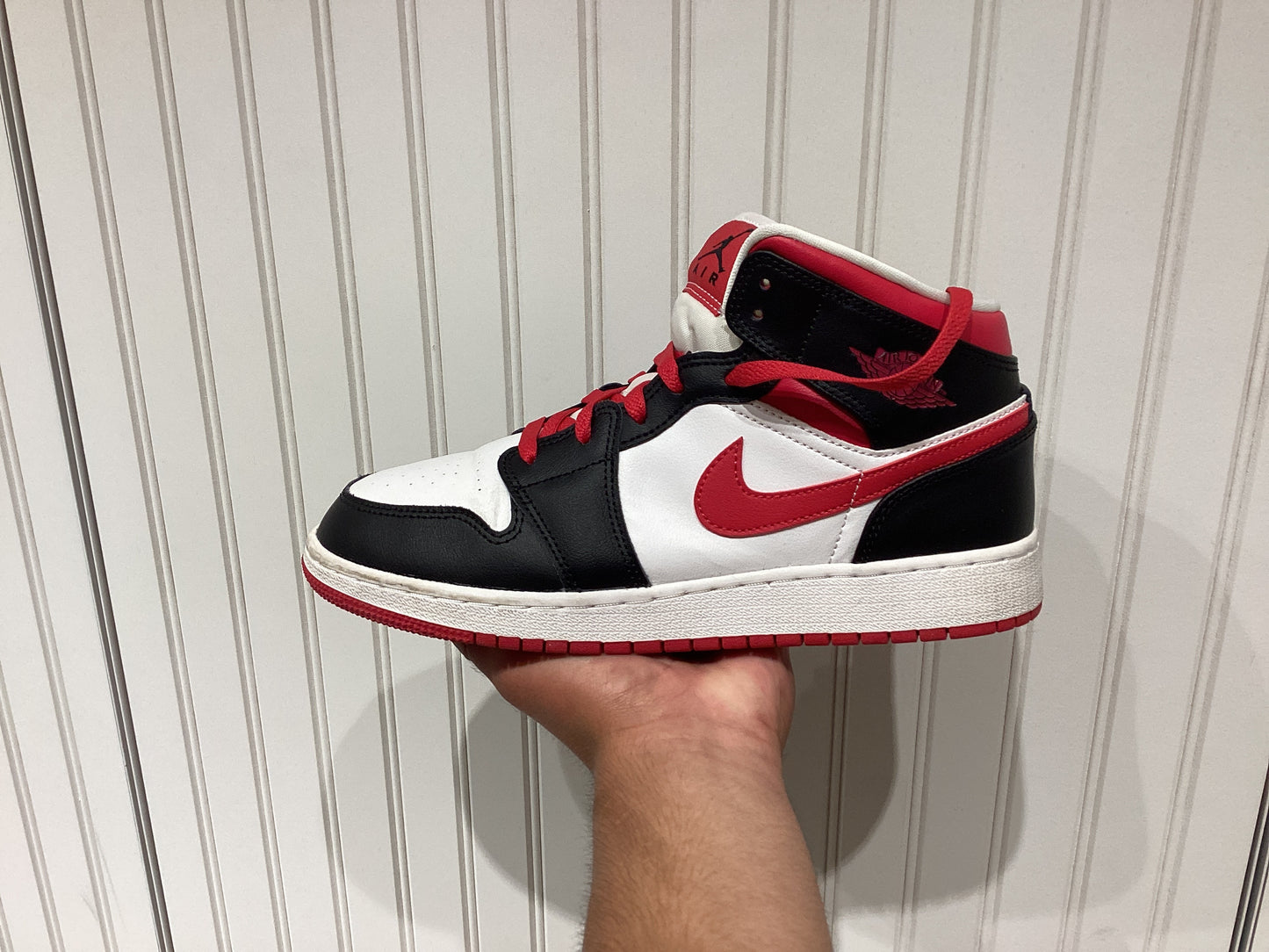 Air Jordan 1 Mid GS White Very
Berry (PRE-OWNED)