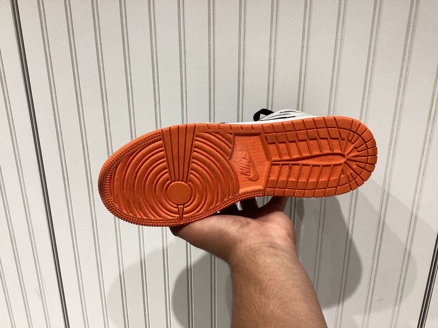 Air Jordan 1 Retro High OG GS
Electro Orange (PRE-OWNED)