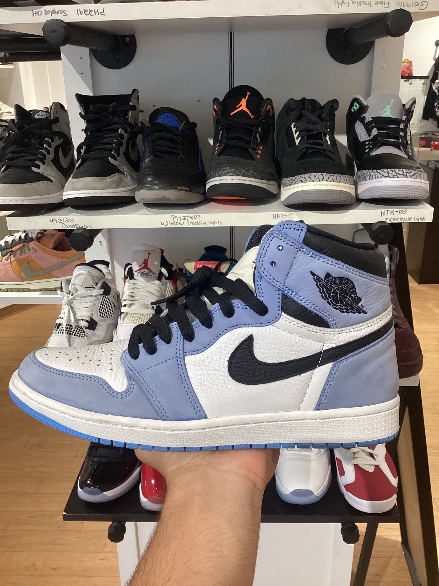 Air Jordan 1 Retro High OG
University Blue (PRE-OWNED)