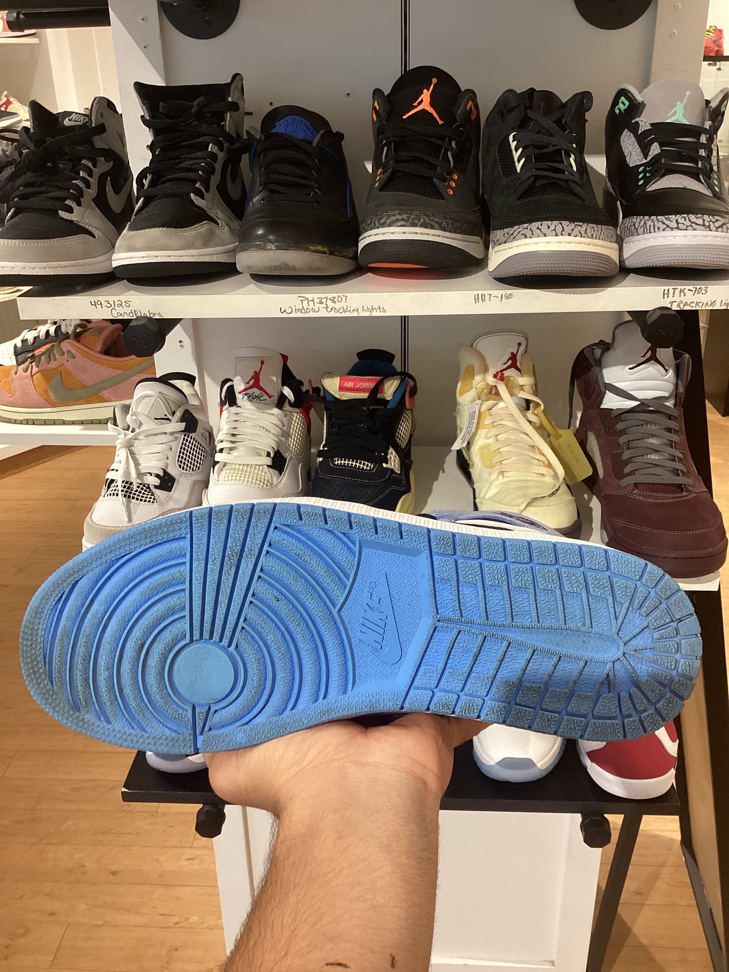 Air Jordan 1 Retro High OG
University Blue (PRE-OWNED)