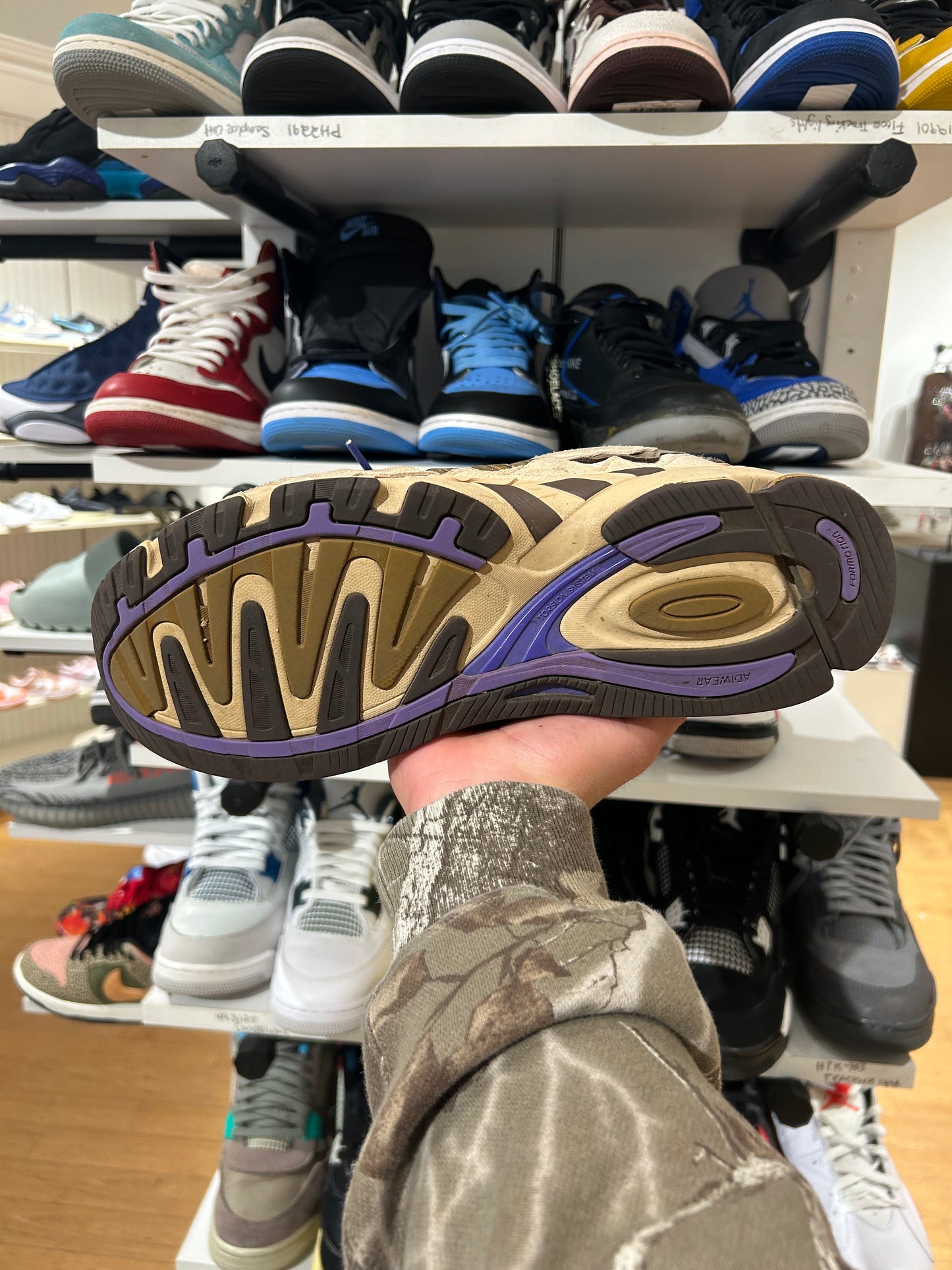 Bad Bunny x adidas Response CL
Paso Fino (PRE-OWNED)