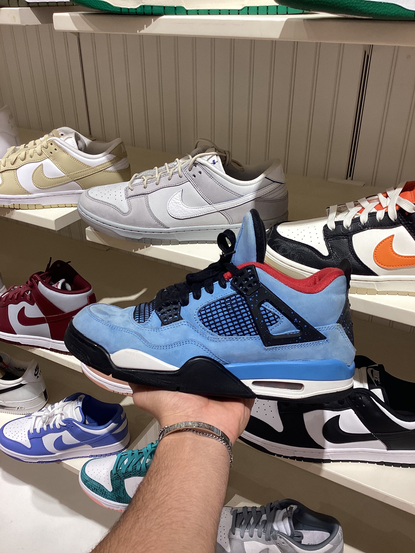 Travis Scott × Air Jordan 4 Retro
Cactus Jack (PRE-OWNED)
